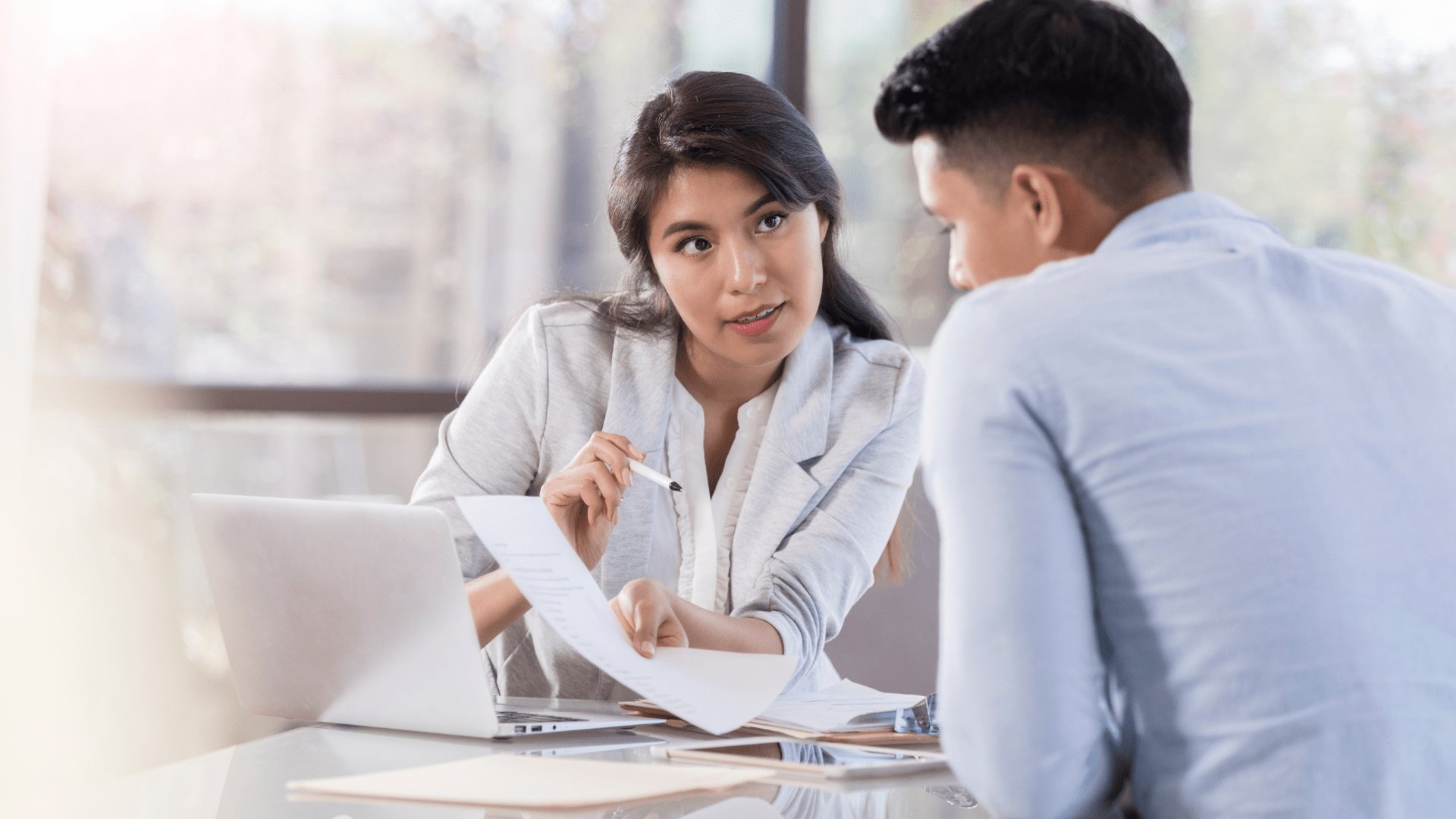 Empresario mexicano revisando documentos fiscales para el proceso de autocorrección fiscal.