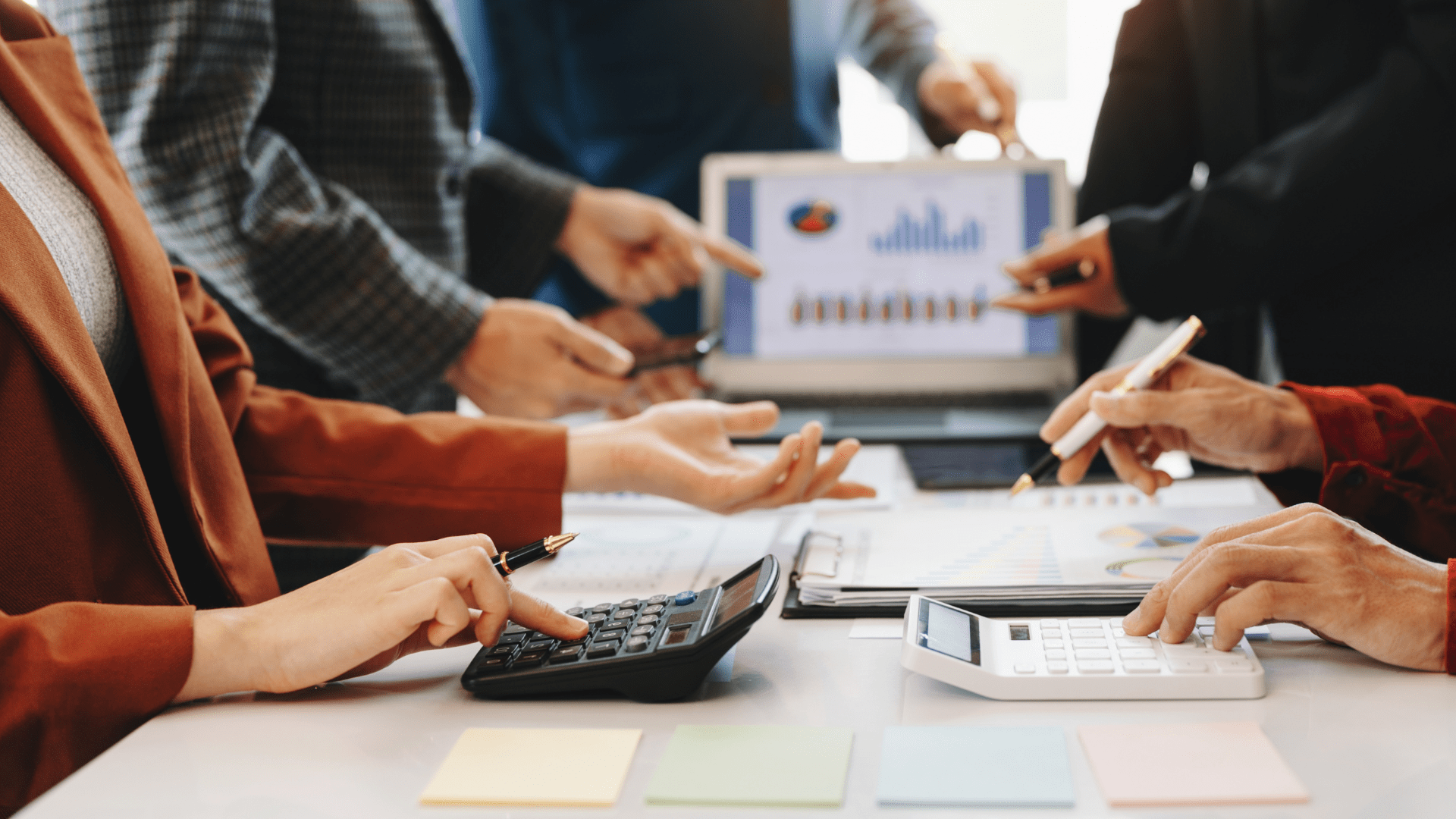 Persona revisando estados financieros en computadora para optimizar la gestión fiscal y contabilidad