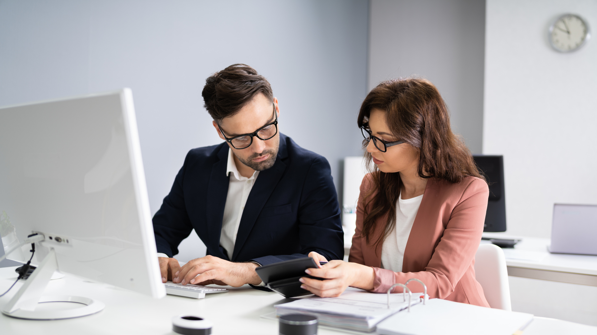 mpresario revisando documentos fiscales para evitar multas del IMSS y SAT en 2025.