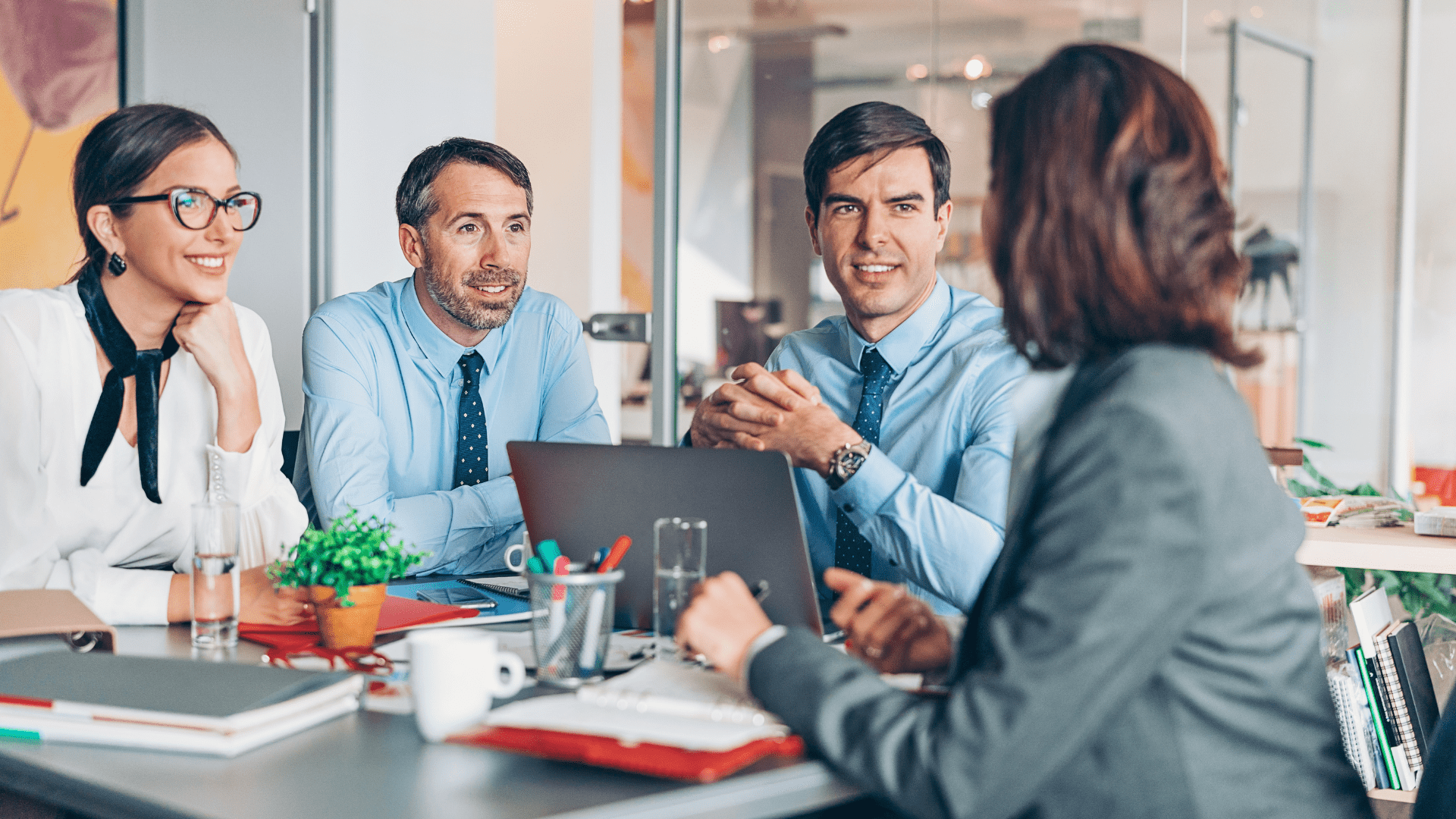 Empresario elegiendo régimen fiscal para negocios