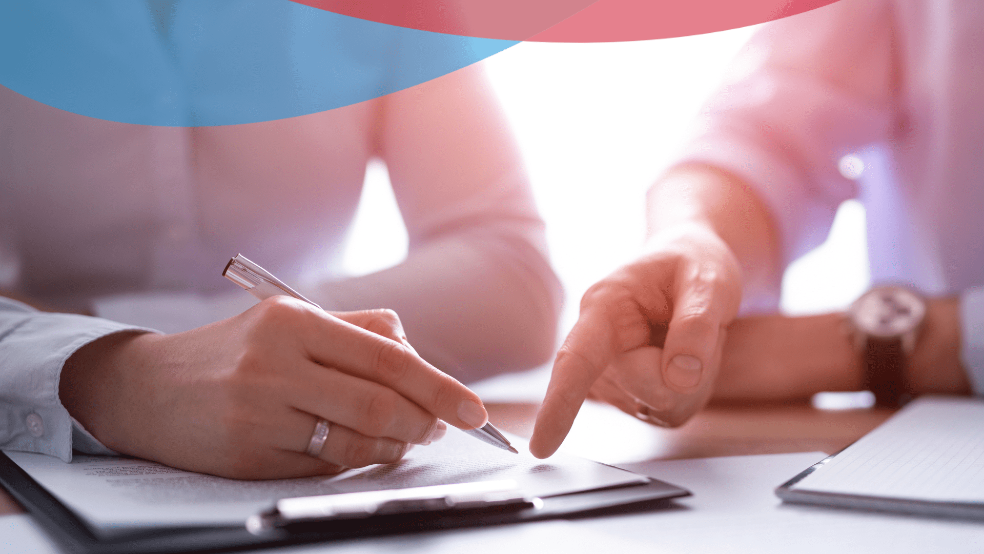 Empresario revisando beneficios fiscales de seguros con asesor en oficina moderna