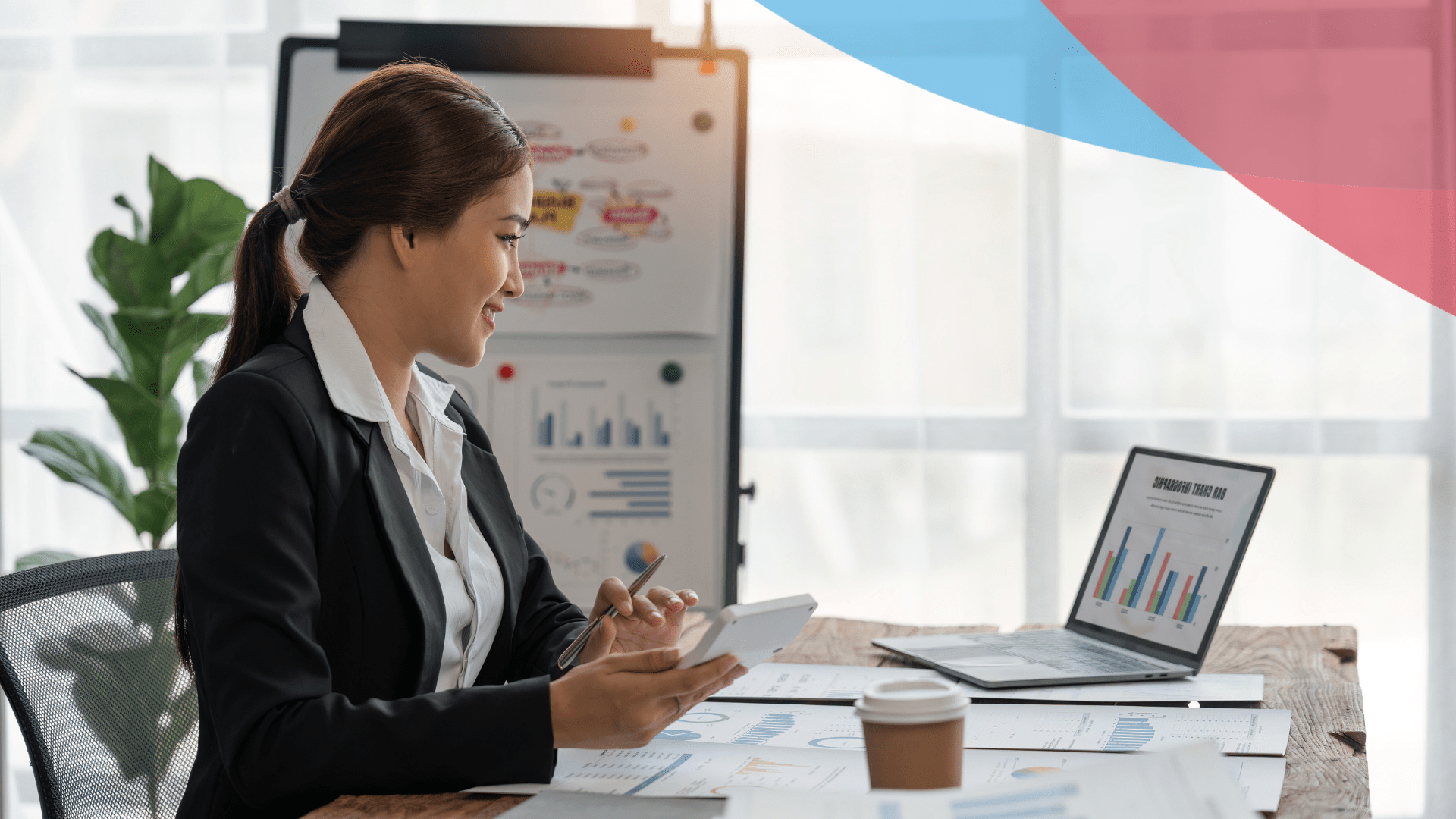 Empresario calculando los pagos provisionales de ISR para su negocio.