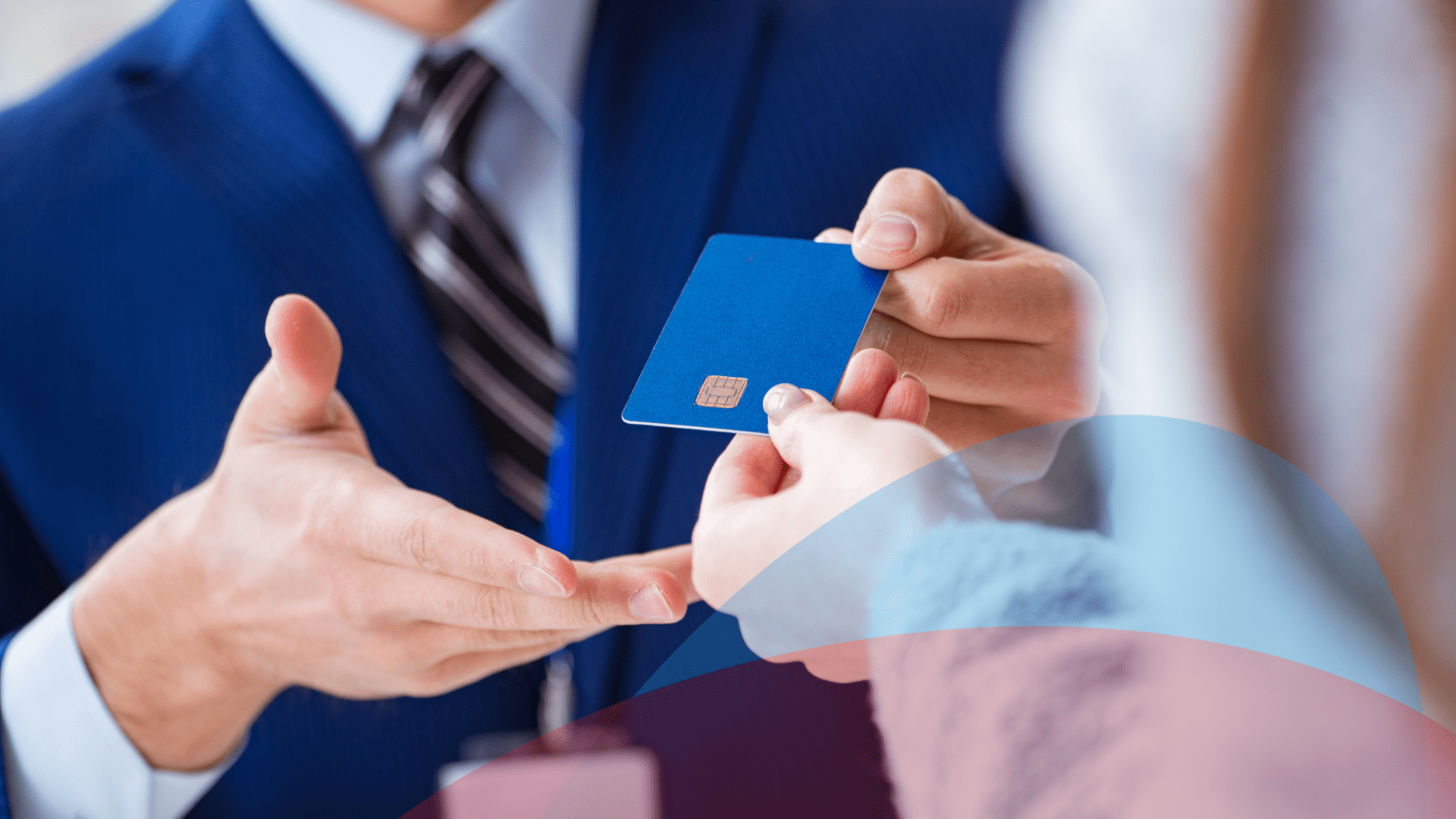 tarjeta de crédito en tienda durante El Buen Fin 2024, participando en el sorteo para ganar premio