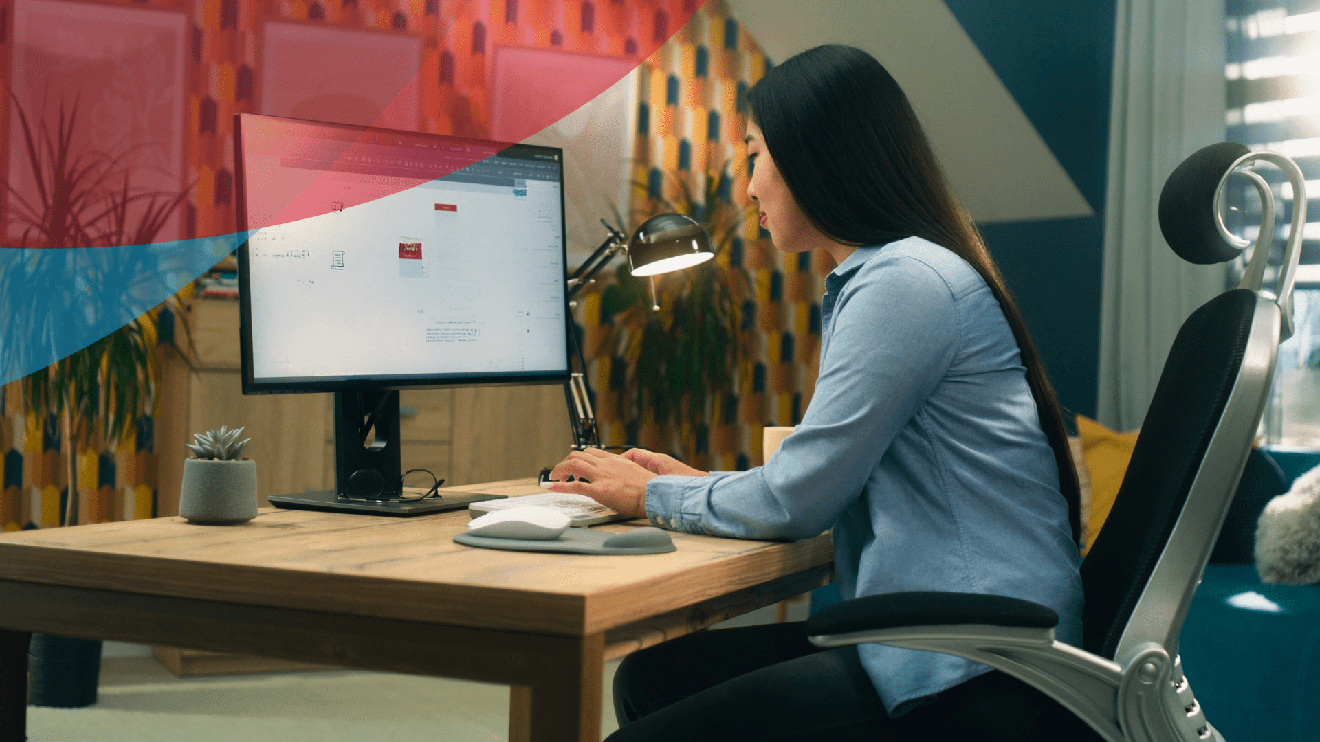 Empresarios mexicanos utilizando la nueva plataforma del SAT para presentar declaraciones informativas.