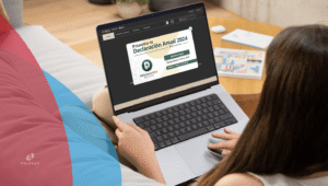 Persona revisando su declaración anual en línea para solicitar su saldo a favor ante el SAT en México