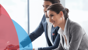 Empresario revisando estados financieros para presentar el dictamen fiscal 2024 y evitar multas del SAT.