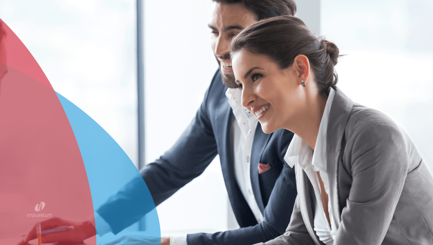 Empresario revisando estados financieros para presentar el dictamen fiscal 2024 y evitar multas del SAT.