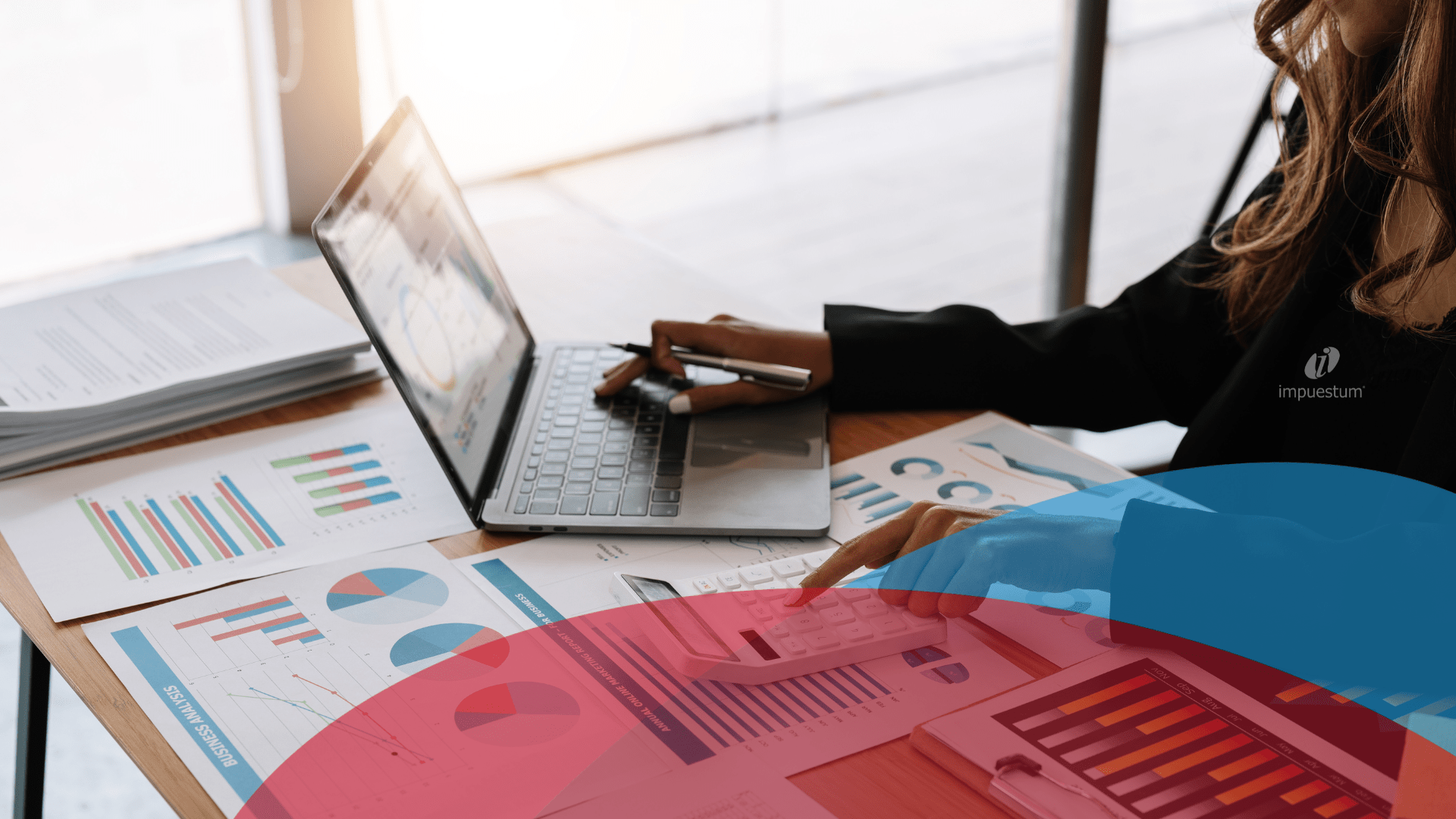 revisando documentos fiscales, concepto de beneficio fiscal 2026 para regularizar deudas con el SAT.