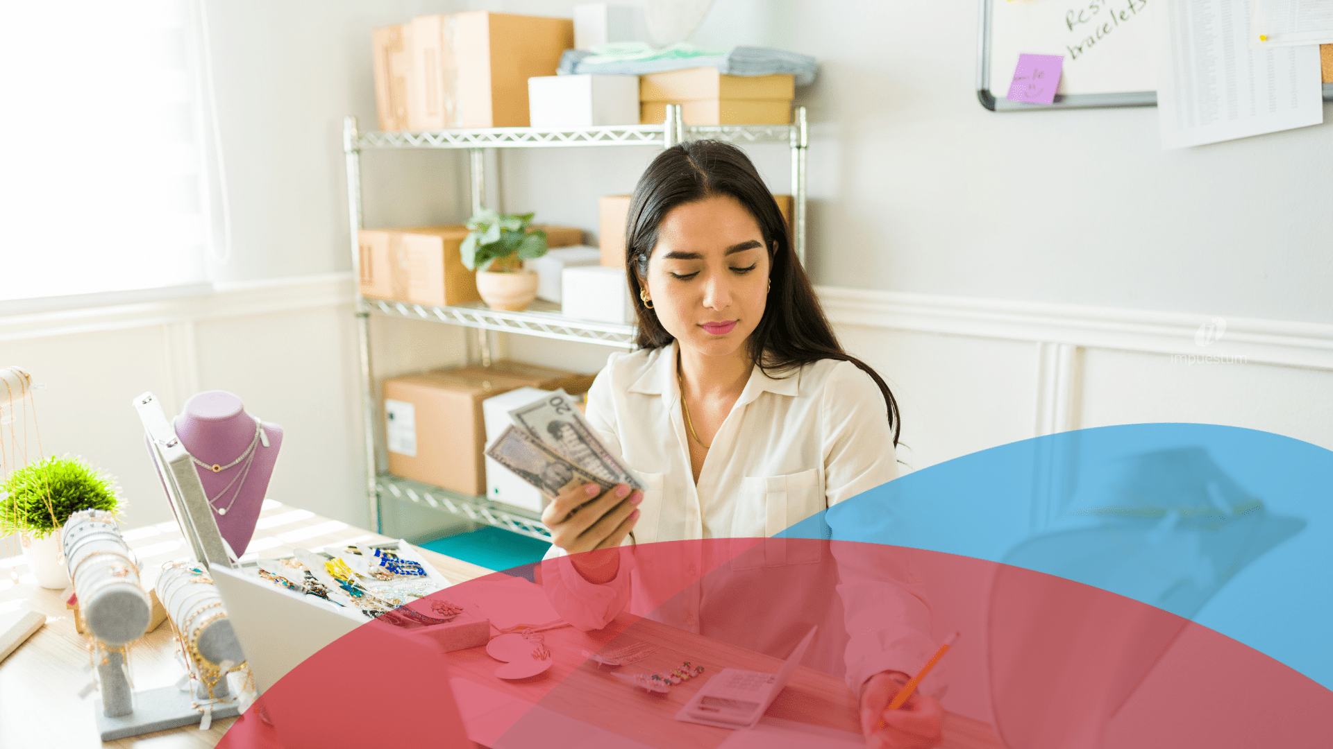 Empresario mexicano revisando su contabilidad con tranquilidad, destacando que no habrá nuevos impuestos en 2026.