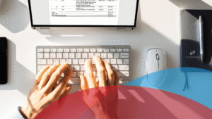 Empresario revisando documentos fiscales en oficina del SAT tras nuevas reglas para registrar empresas en México