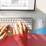 Empresario revisando documentos fiscales en oficina del SAT tras nuevas reglas para registrar empresas en México