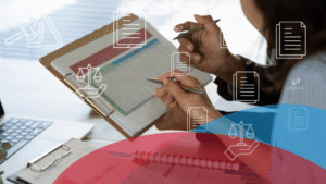 Empresario mexicano revisando documentos fiscales para prepararse ante la reforma fiscal 2026