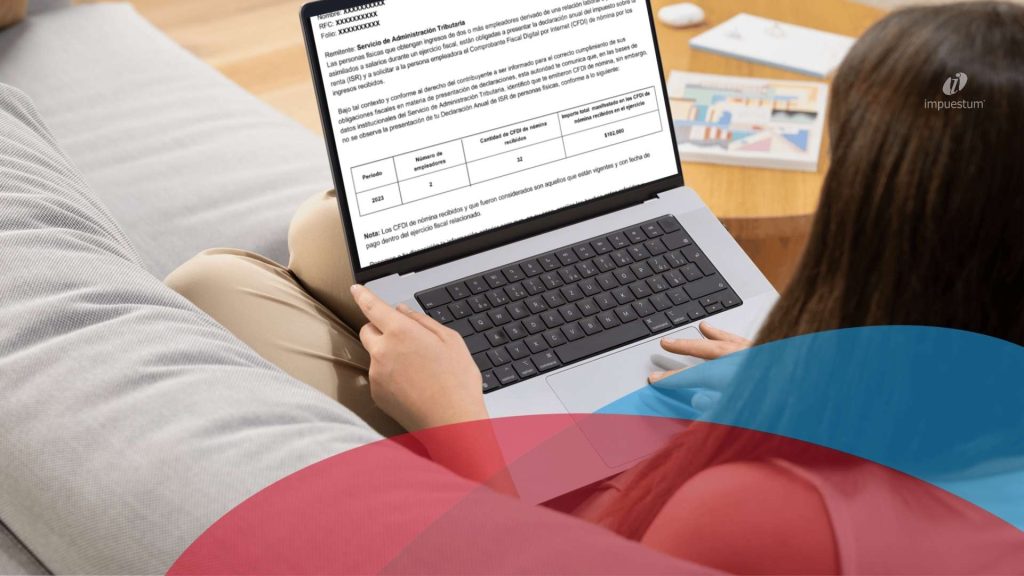 Correo del SAT para presentar declaración en el buzón de un empresario revisando obligaciones fiscales