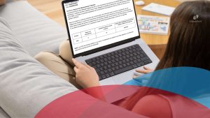 Correo del SAT para presentar declaración en el buzón de un empresario revisando obligaciones fiscales