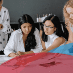 Directivas y ejecutivas en reunión empresarial representando el liderazgo femenino en México