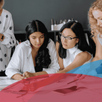 Directivas y ejecutivas en reunión empresarial representando el liderazgo femenino en México