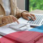 Persona revisando su declaración anual 2025 del SAT en México para evitar errores fiscales