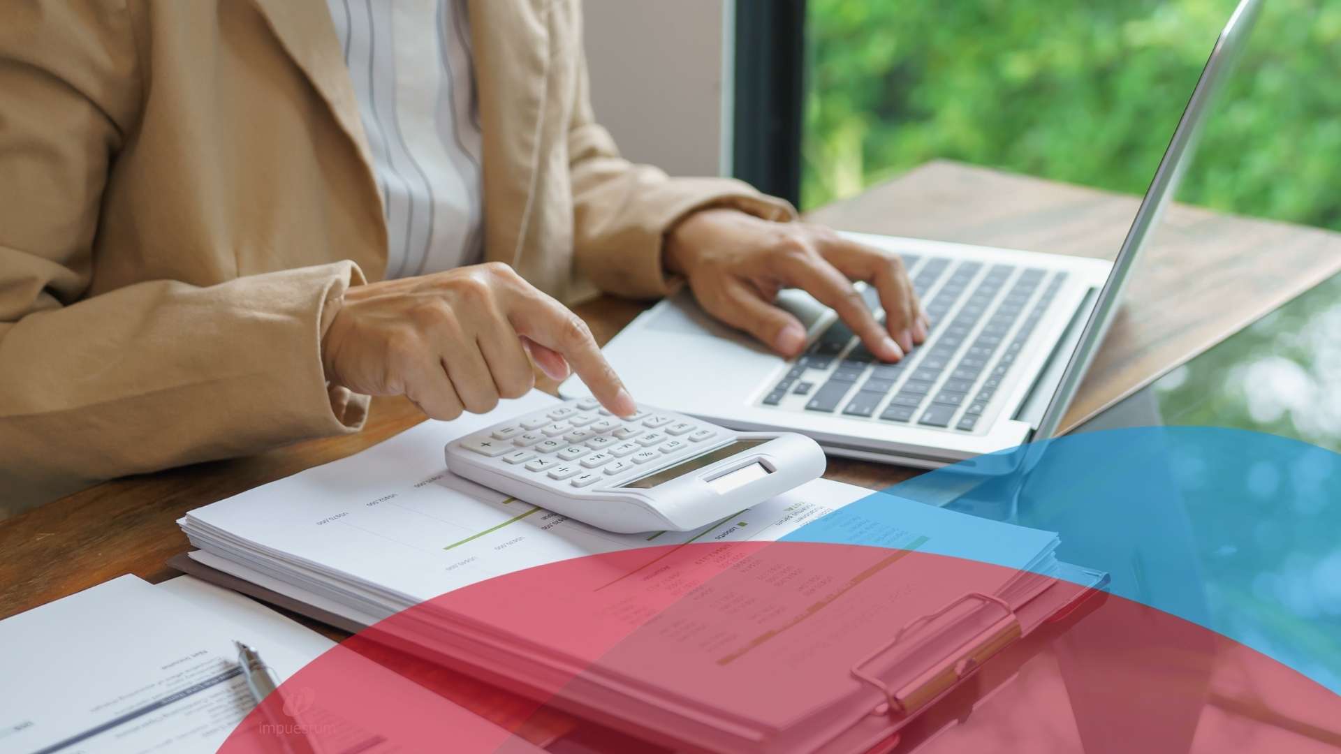 Persona revisando su declaración anual 2025 del SAT en México para evitar errores fiscales