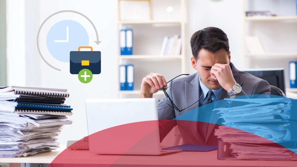 Empresario revisando nómina digital y horas extra por la reforma de jornada laboral de 40 horas en México
