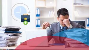 Empresario revisando nómina digital y horas extra por la reforma de jornada laboral de 40 horas en México