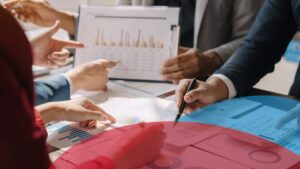 Debe describir la imagen y contener la keyword principal de forma natural.